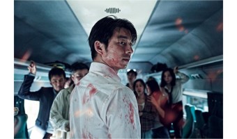 부산행에서 피투성이가 된 주인공이 좀비로 가득한 기차 안을 바라보는 장면
