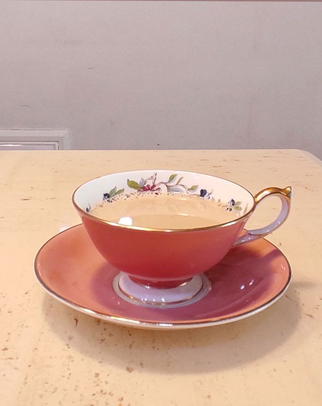 예쁜찻잔에 따듯한 밀크티