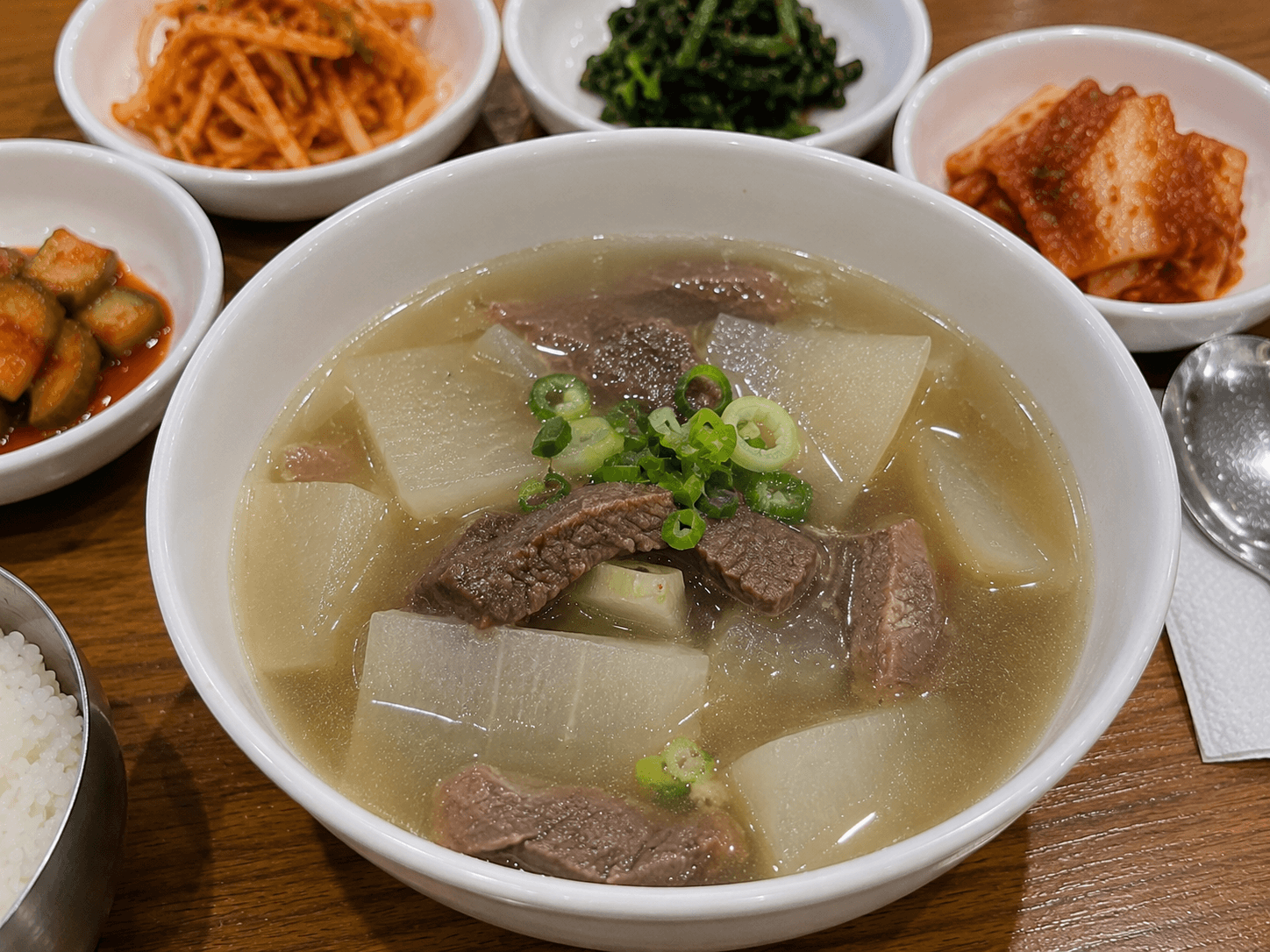 감칠맛과 시원함이 터지는 소고기무국