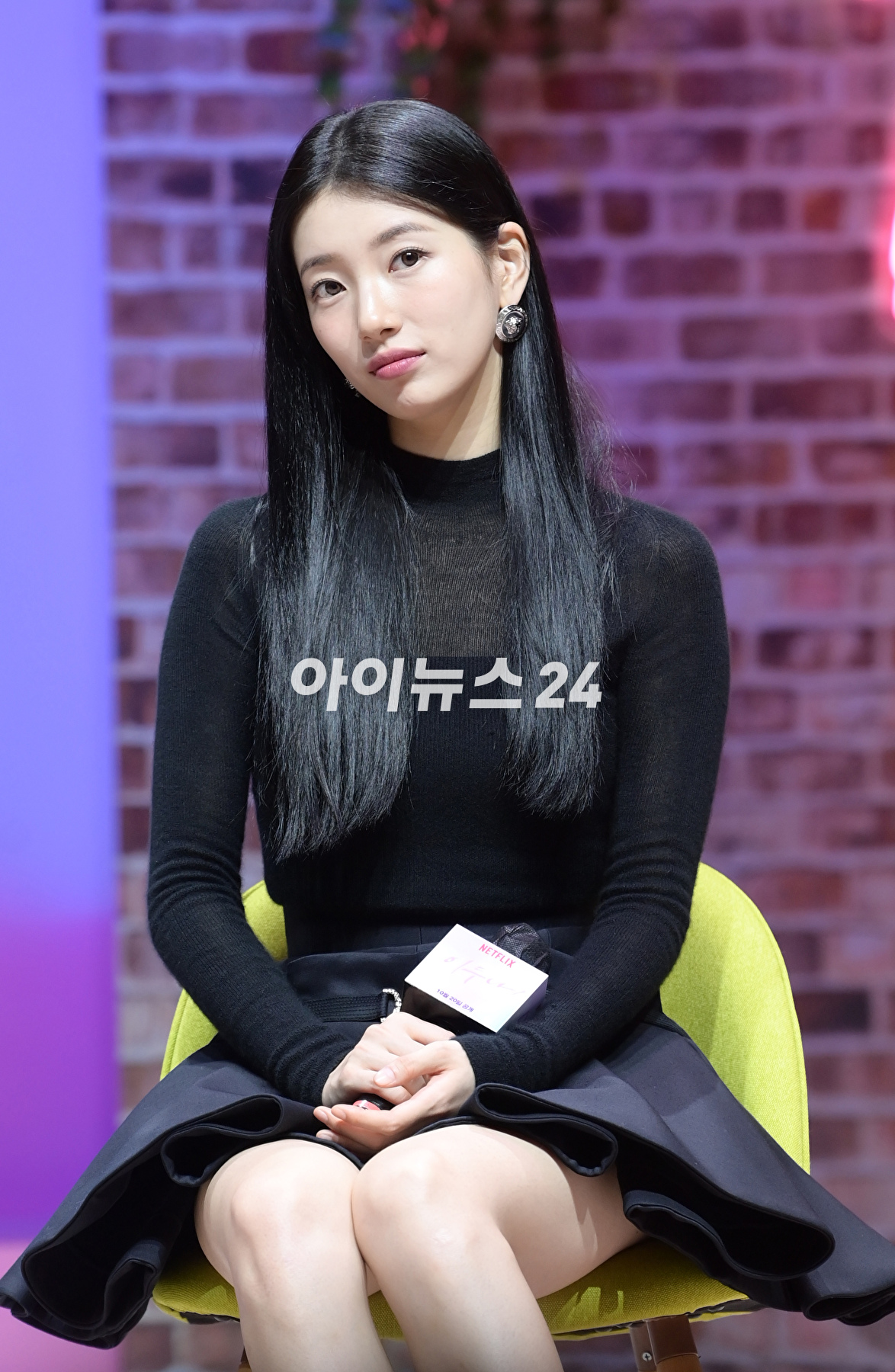 배우 수지가 18일 오전 서울 강남구 삼성동 coex신한카드artium에서 열린 넷플릭스 시리즈 '이두나!' 제작발표회에 참석하고 있다. [사진=정소희 기자]
