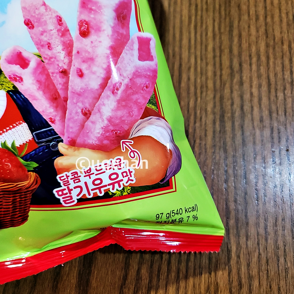 오리온 오!딸기의 제품 사진으로, 달콤 부드러운 딸기우유맛이라고 써있다.