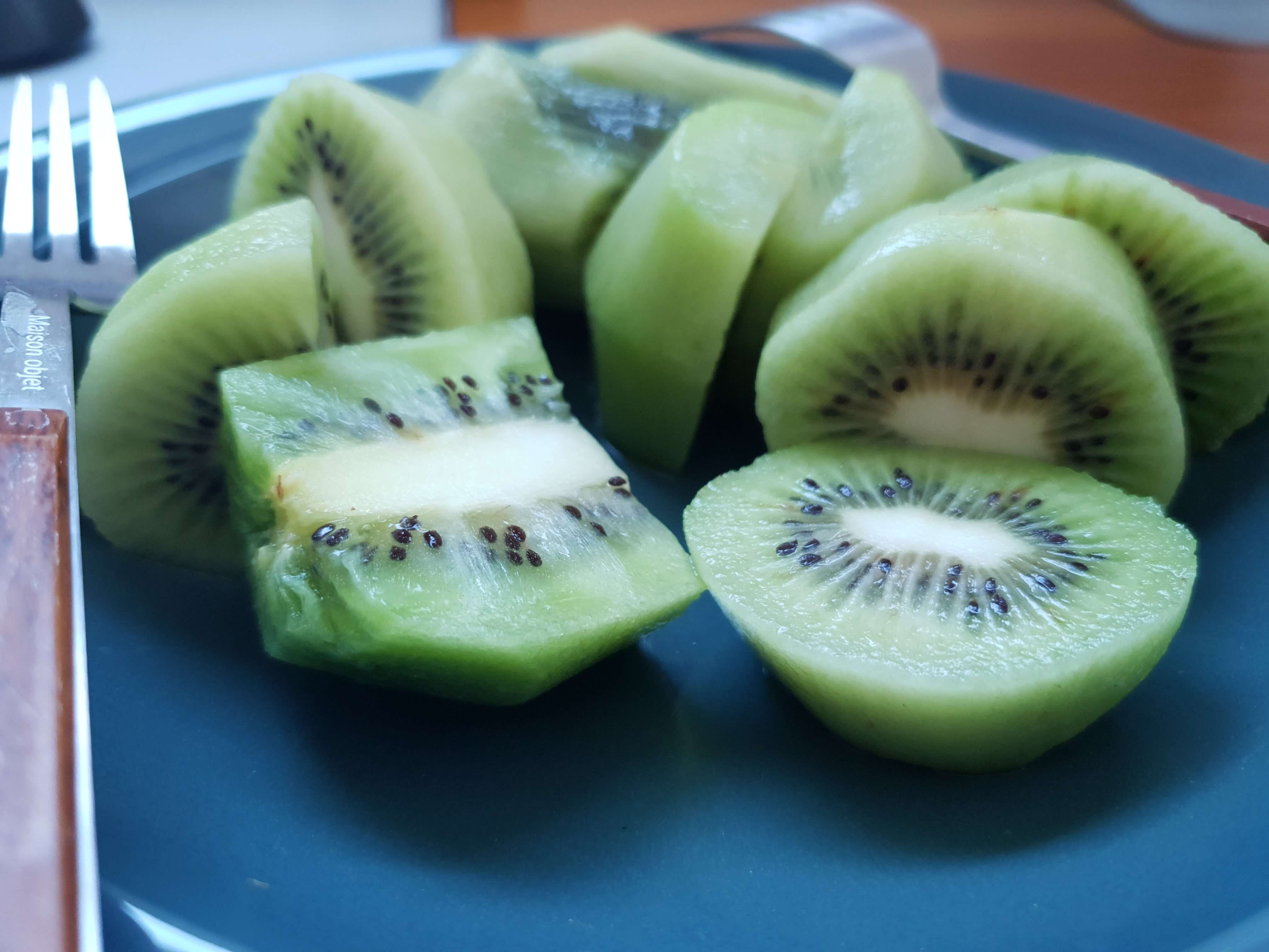 그린키위-접시위-사진