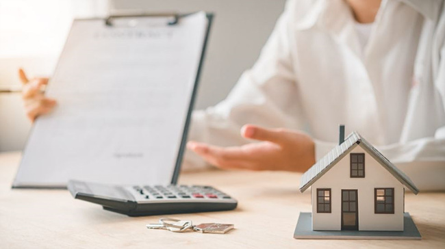 부동산 관련 설명하는 사람 사진