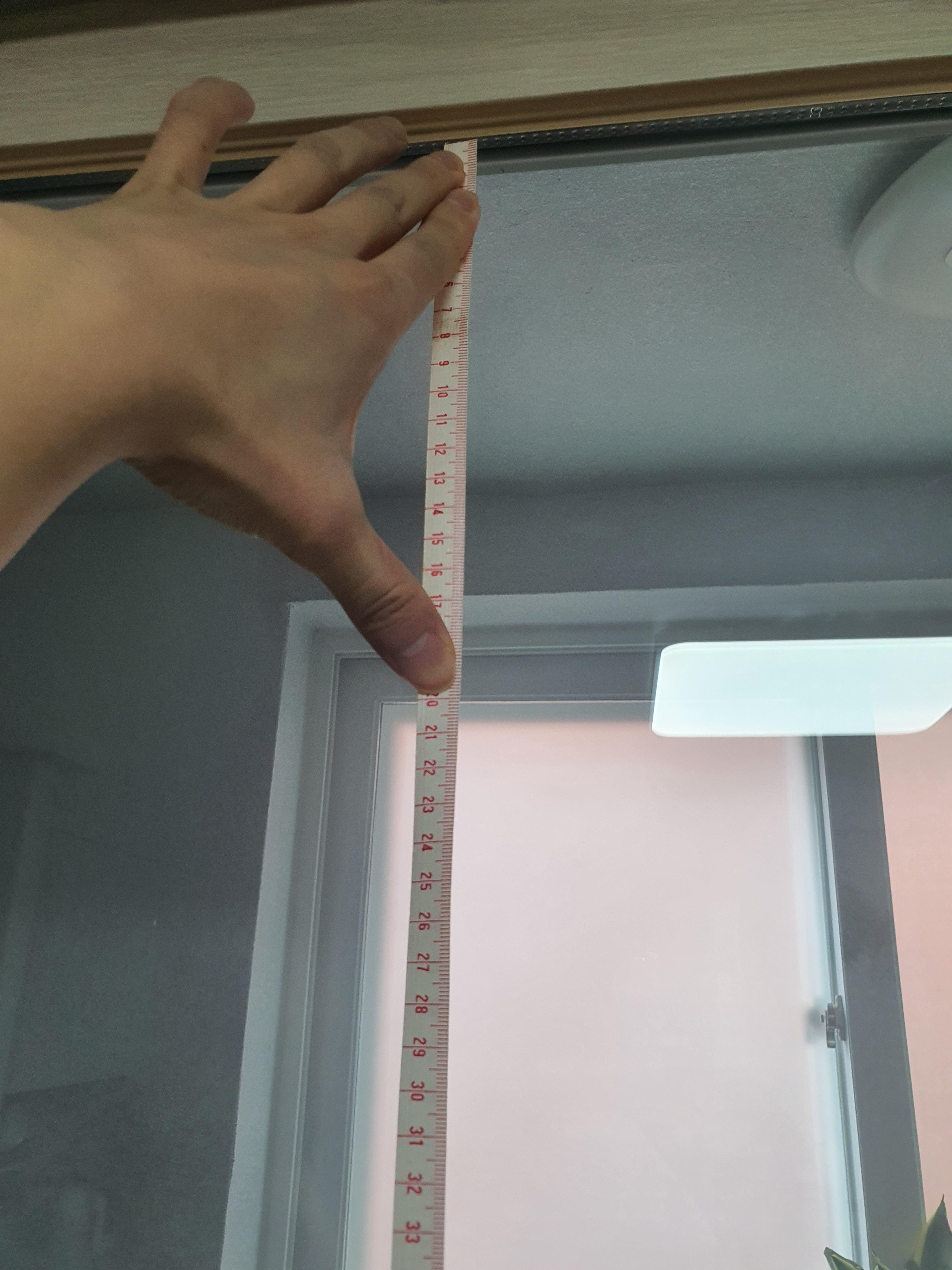 줄자로 창문 크기 측정