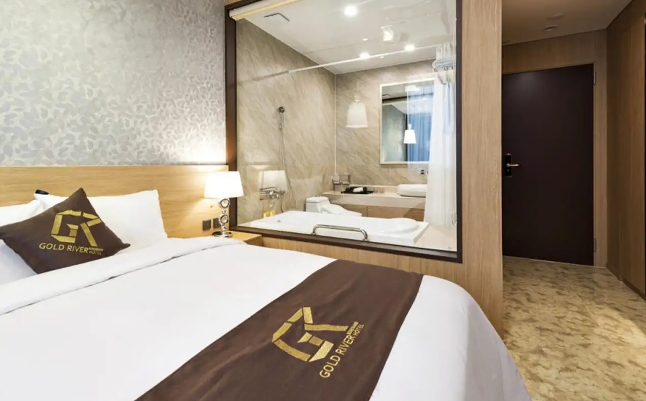 골드리버호텔-프리미엄-더블-침실-욕실
