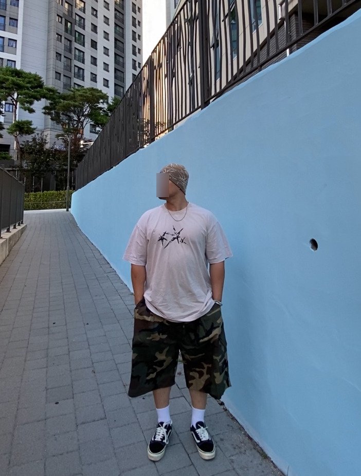 데일리룩('26. 9. 21.)팍스 브랜치 자카드 비니, 스탠다드에러 피그먼트 티셔츠, 카고브로스 카모 와이드 버뮤다 팬츠, 나이키 삭스 양말, 반스 올드스쿨 스니커즈, 제이엔드