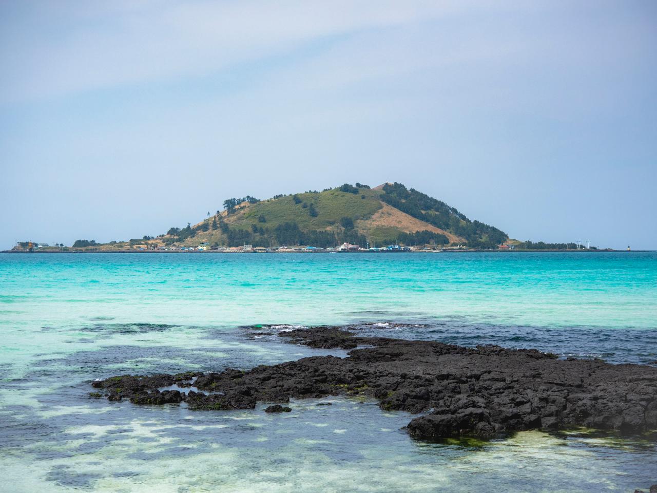 제주도 협재해수욕장의 투명한 에메랄드빛 바다