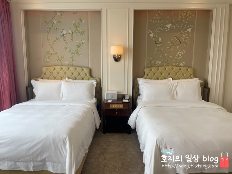 싱가포르 세인트레지스 디럭스 트윈룸 침실