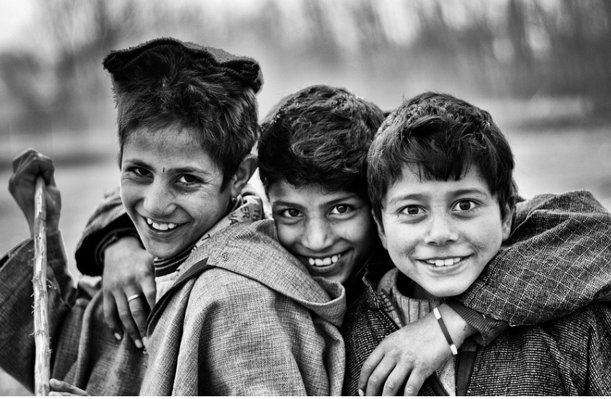 형제 사이 대화를 이어나가는 이미지