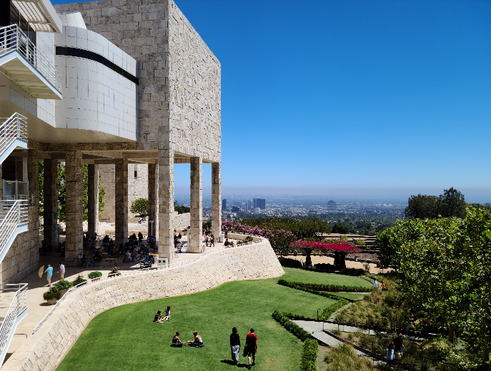 게티 센터의 전경. 왼쪽으로는 가든 테라스 카페, 오른쪽으로는 가든이 보인다. 잔디밭에 사람들이 휴식을 즐기고 있다.