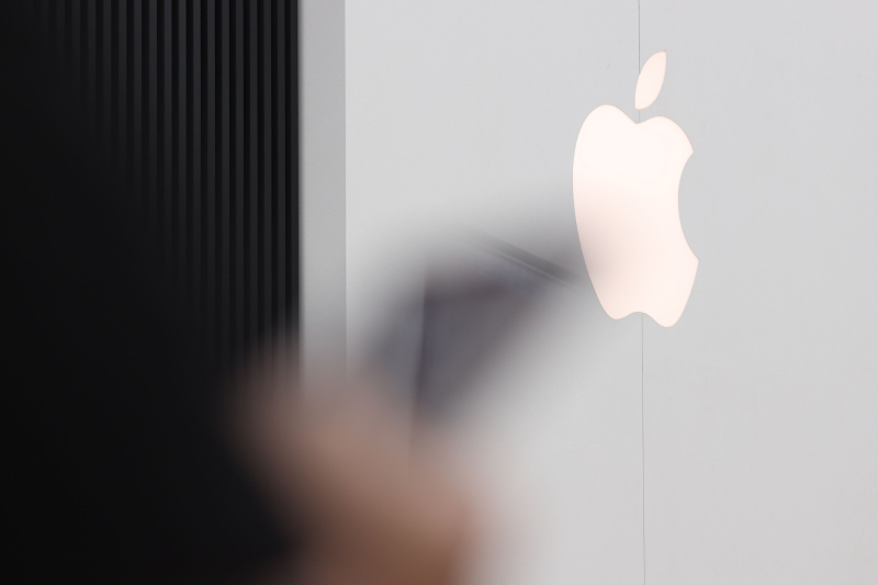 애플스토어 앞에 로고