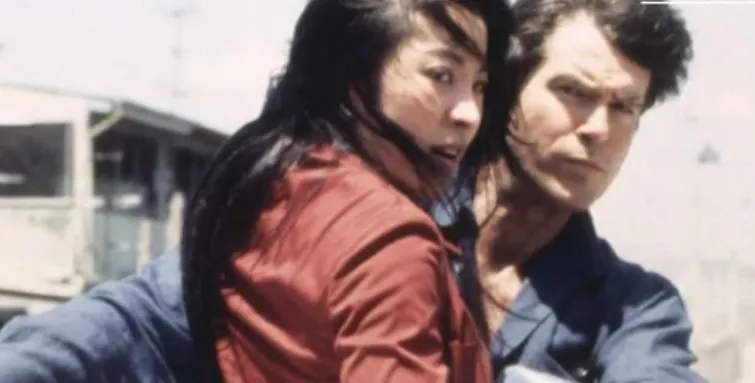 양자경이 오토바이에 앉아 긴 머리를 날리면서 왼쪽을 쳐다보는 모습