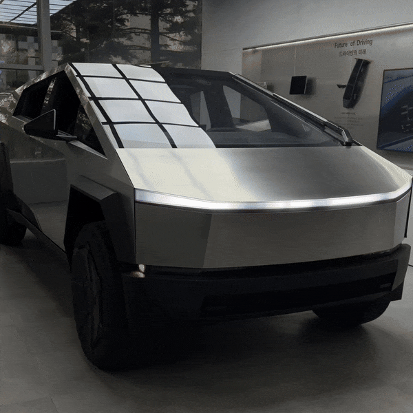 테슬라 강남스토어에 전시된 사이버트럭