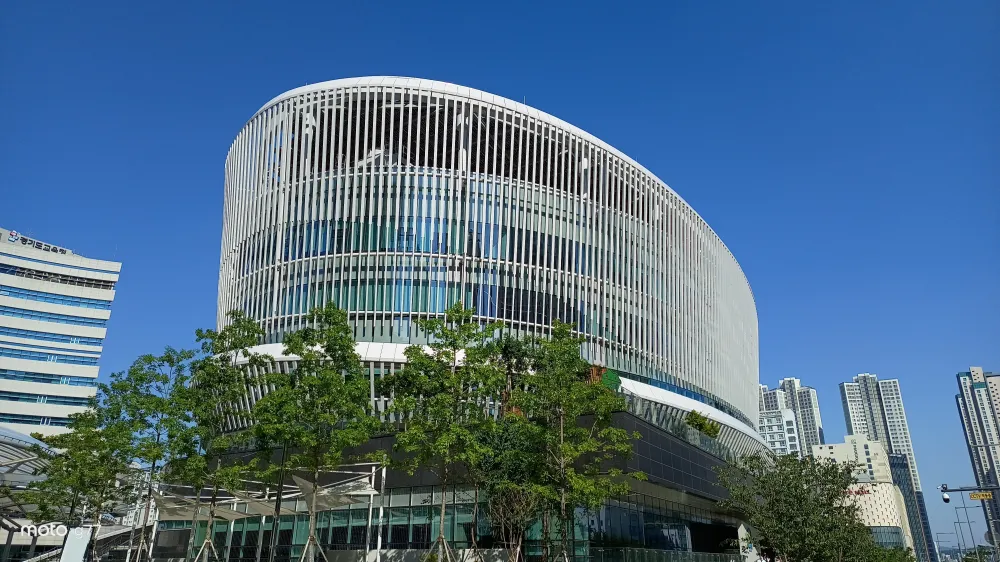 경기도청과 인접해 있는 경기도서관 전경 ⓒ 김정균