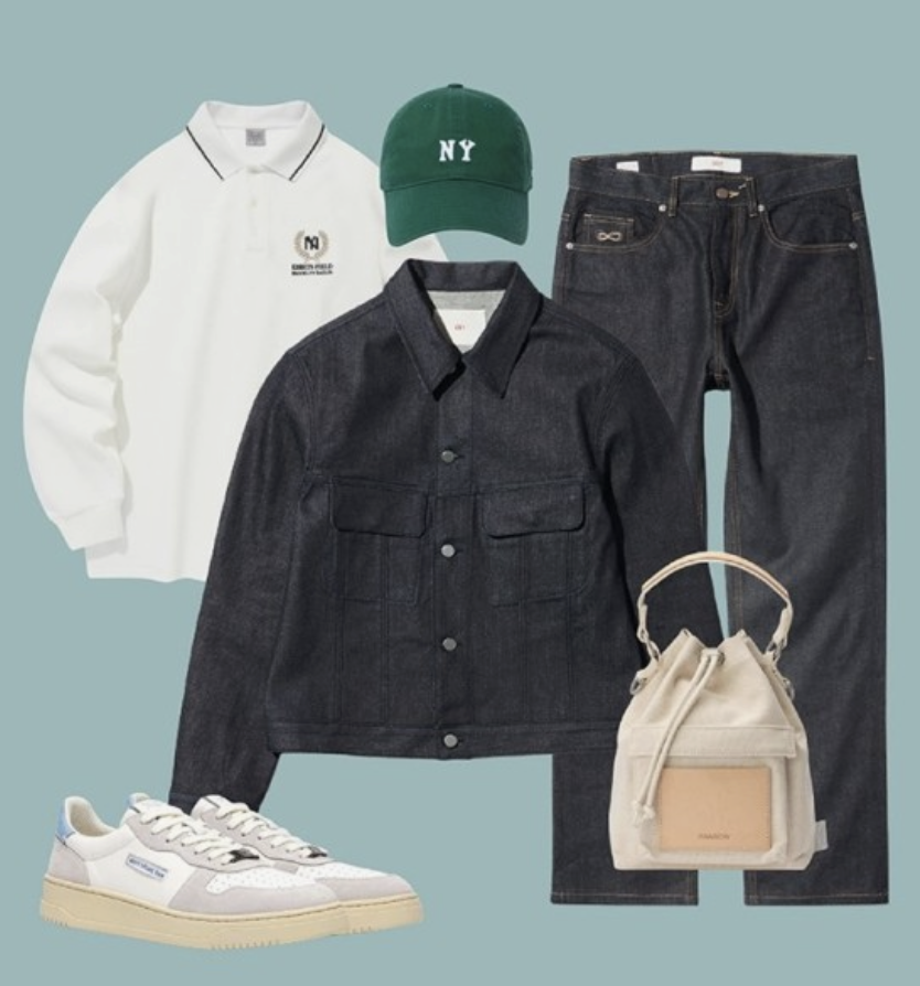 무신사에서 볼 수 있는 코디맵이다.
흑청 데님셋업에 화이트 카라 맨투맨&#44; 아이보리 숄더백&#44; 화이트 스니커즈가 나열된 코디맵이다.