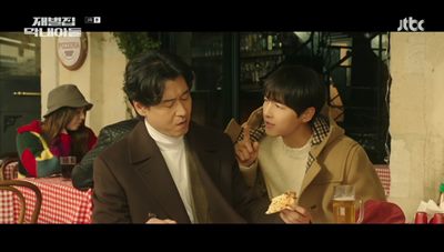 오세현에게 다가가 자신의 투자를 받아 달라고 대화 나누고 있는 진도준