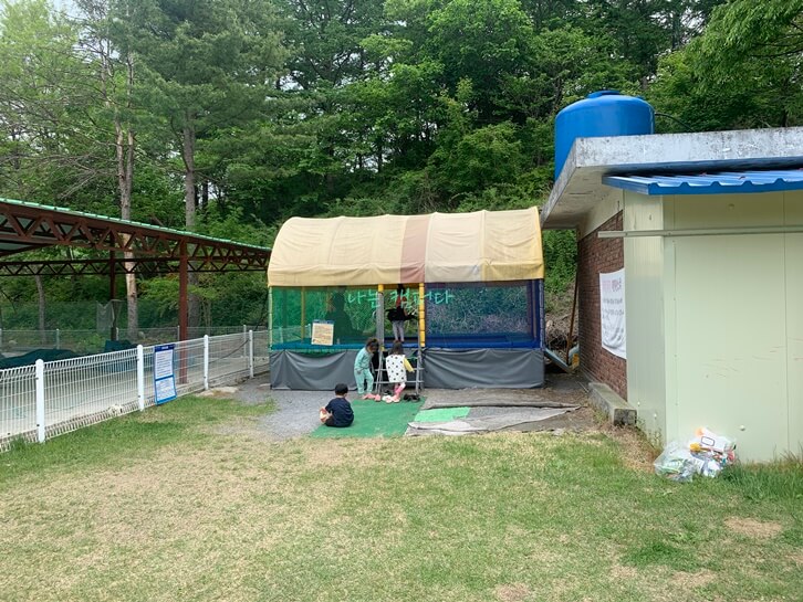 옛날학교 캠핑장-놀이시설-방방이