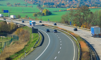 고속도로 통행료 미납조회 및 납부방법과 관련된 고속도로에 차들이 달리고 있는 사진
