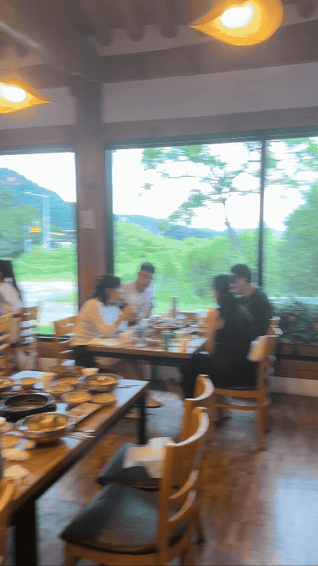 청담 내부를 둘러보는 장면&amp;#44; 손님들이 앉아 식사하는 풍경