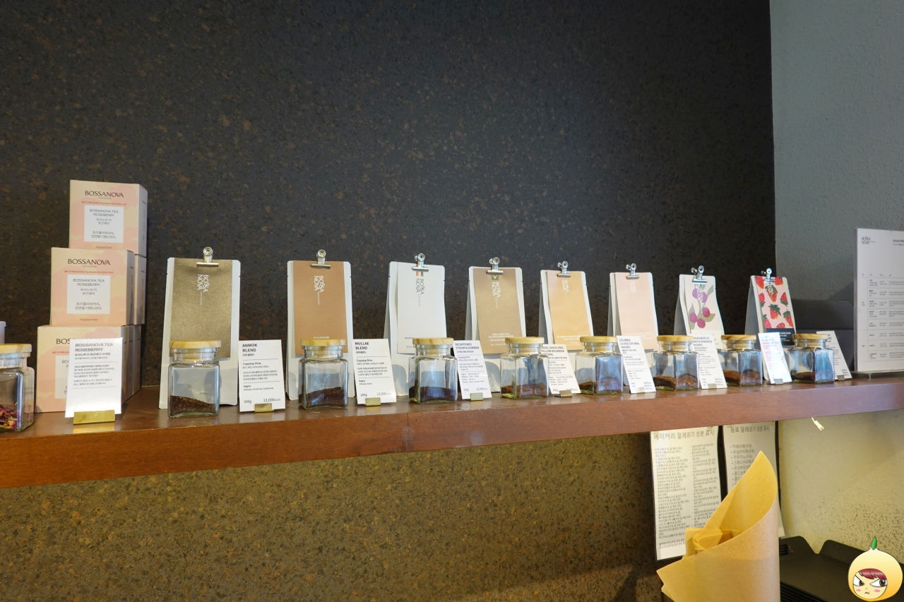 보사노바 베이커리랩 원두 판매대