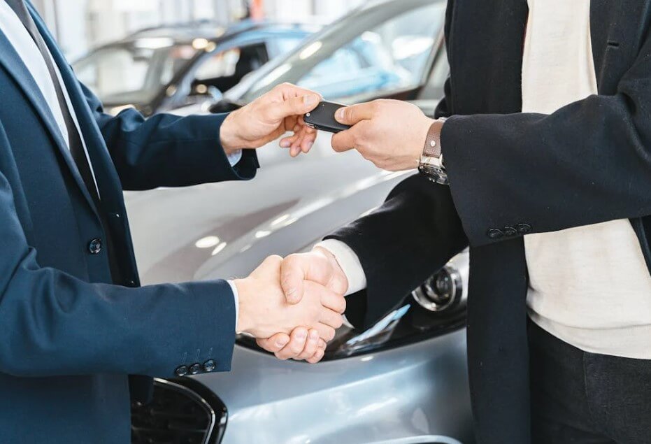 차량 계약 후 자동차 키를 전달받는 장면.
신차 구독 서비스의 인도 과정을 상징하는 사진입니다.