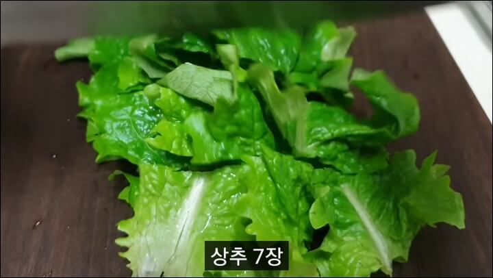 골뱅이무침 상추썰기