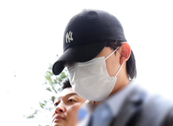 인천의 한 초등학교 학부모 단체 채팅방에 초등학생 살해 협박 글을 올린 혐의를 받는 10대 A군이 13일 인천 미추홀구 인천지방법원으로 영장실질심사를 받기 위해 들어오고 있다. [사진=뉴시스]