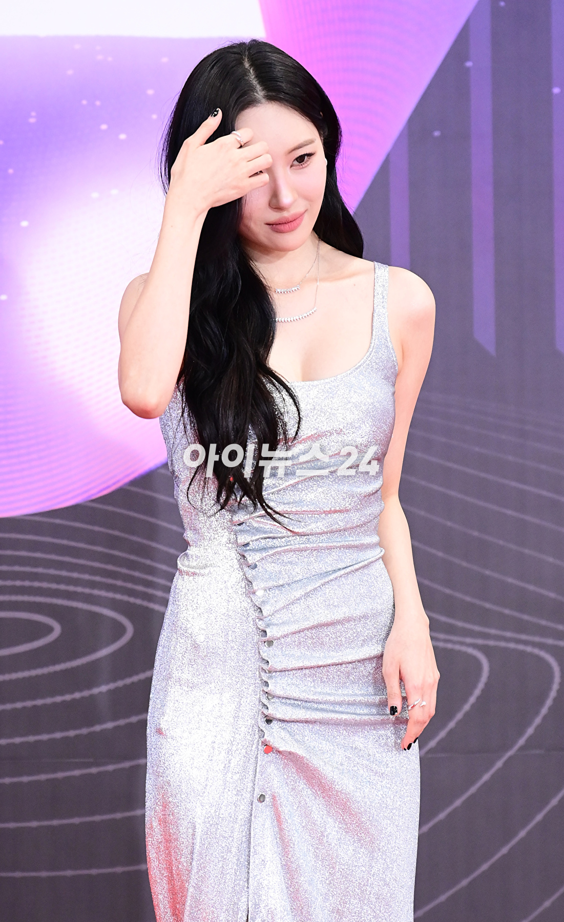 가수 선미가 15일 오후 서울 여의도 KBS홀에서 열린 &#39;2023 뮤직뱅크 글로벌 페스티벌&#39; 레드카펫 포토월 행사에 참석하고 있다. [사진=정소희 기자]