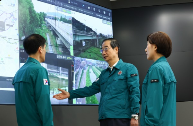 한덕수-국무총리가-장마대비-담당자와-얘기하는-모습