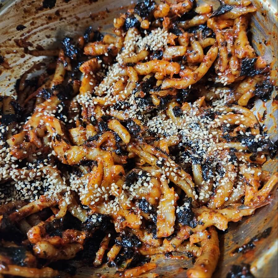 아는 사람만 먹는 옹굿나물 무침 레시피 봄철 폐에 좋은나물 나물을 무칠 때에는 위에서 아래로 털어주면서 가볍게 비벼주면서 나물을 무쳐야 된다.