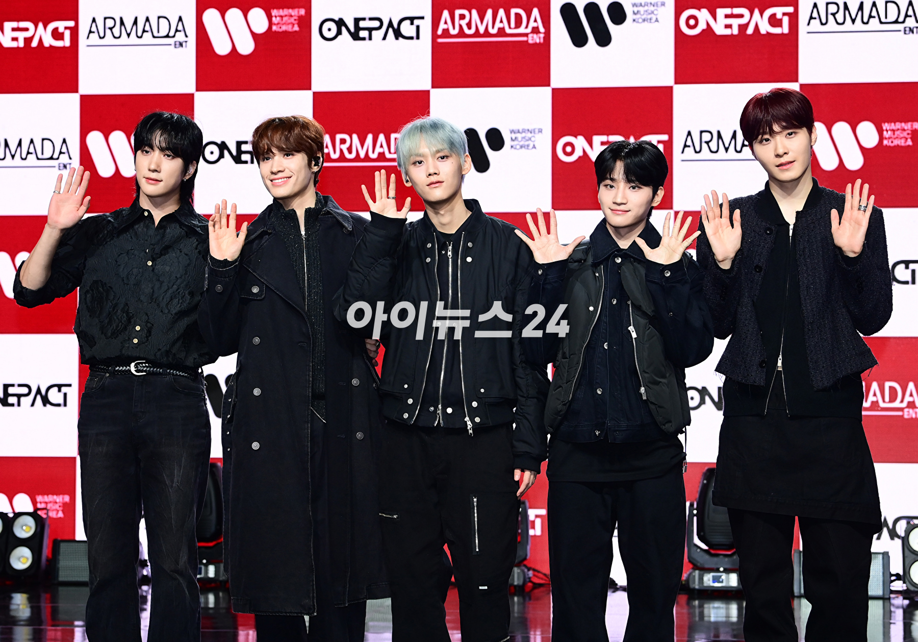 그룹 원팩트가 30일 오후 서울 강남구 청담동 일지아트홀에서 진행된 원팩트 첫 번째 미니 앨범 'Moment' 발매 기념 쇼케이스에 참석하고 있다. [사진=정소희 기자]