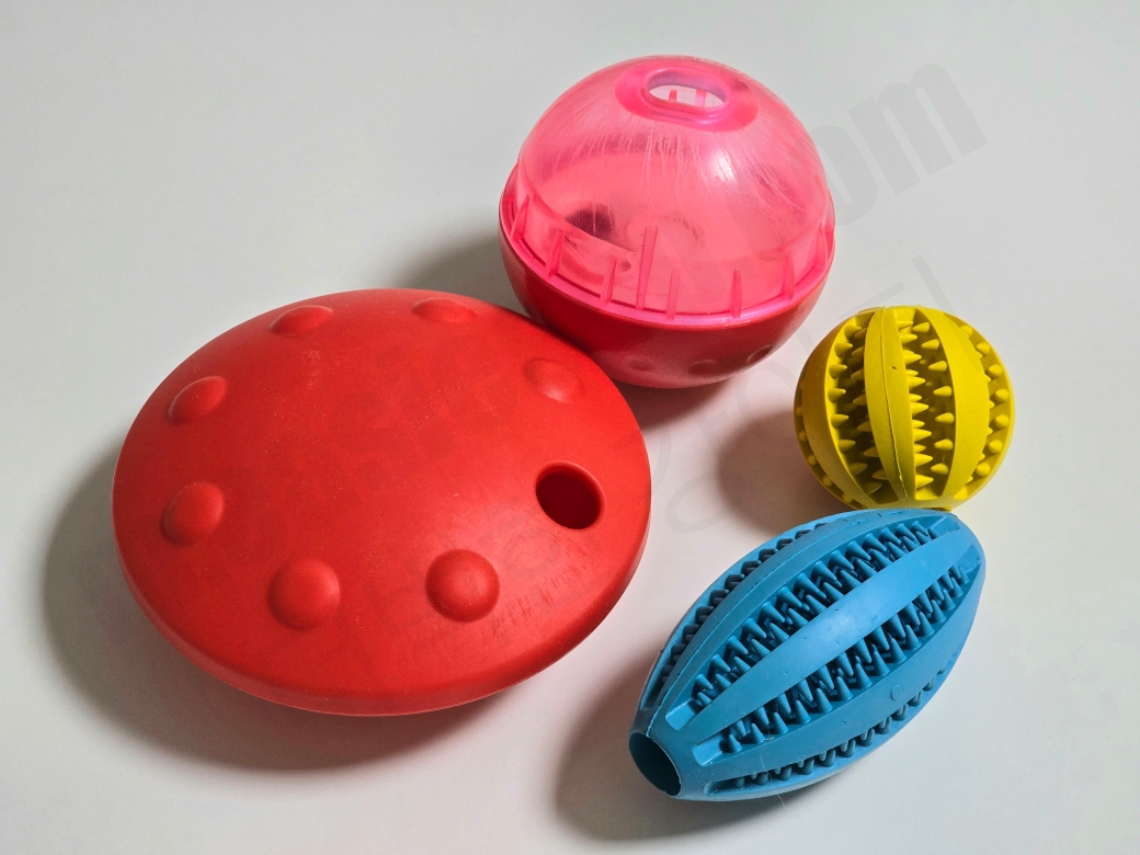 강아지가 사료를 천천히 먹도록 도와주는 장난감을 모아놓은 모습