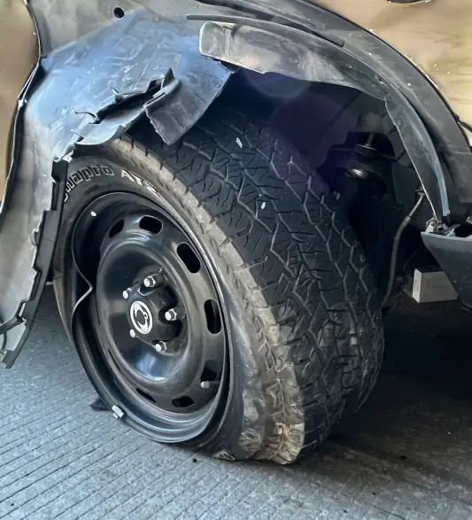 차량사고를 당했다면 스키드마크와 바퀴방향을 촬영해야 한다