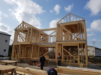 나무로-한옥을-재단하고-짓고있는-모습