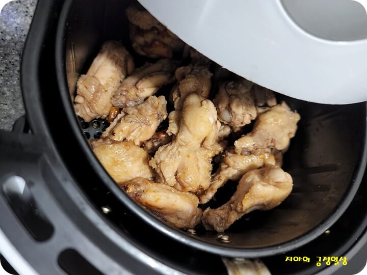 에어프라이기에 들어있는 닭고기