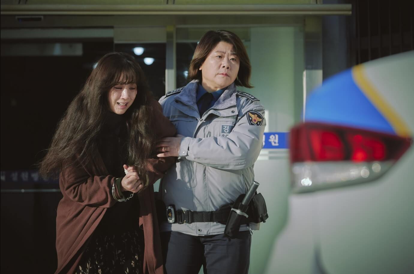 하얀 차를 탄 여자