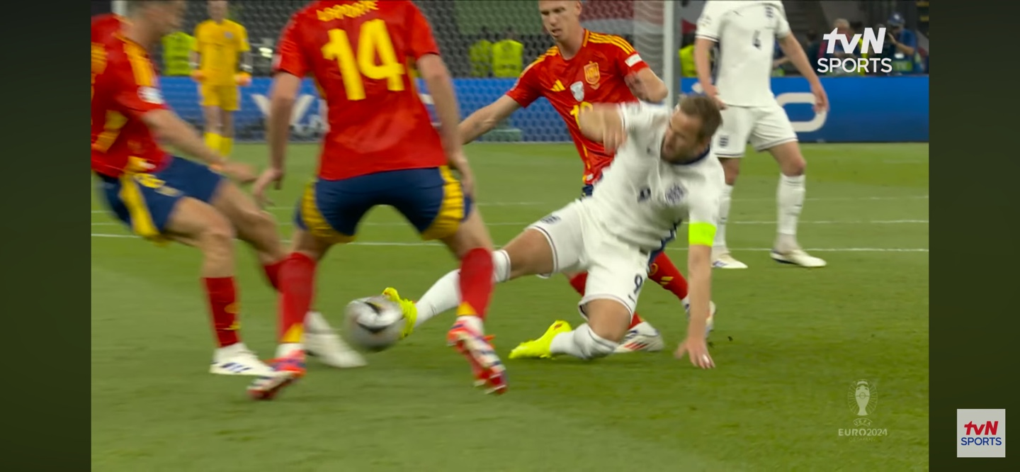 유로 2024 결승전 : 해리케인 경고장면