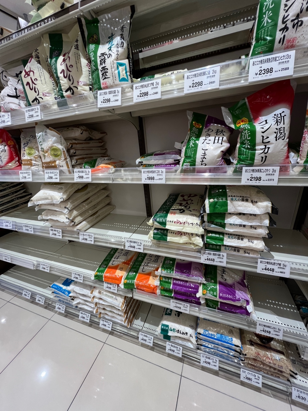 동경 도내 마트의 쌀 매대