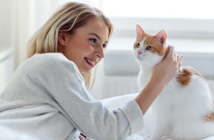 여자와 고양이.