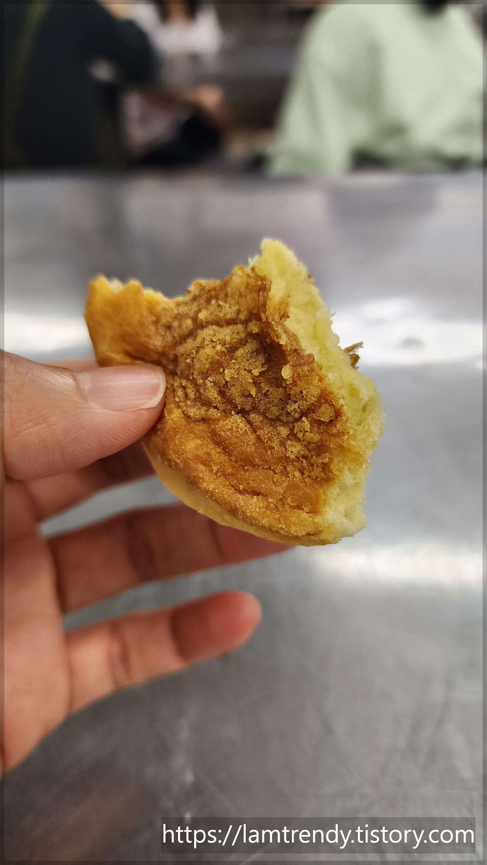 옥수수빵 만드는 베이킹 완료 후 시식