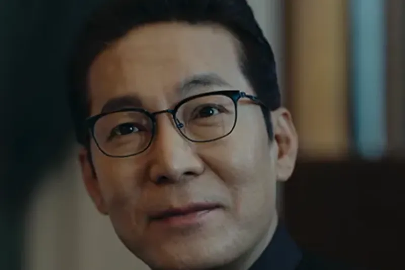 정장을 입고 안경을 쓴 이번 생도 잘 부탁해 드라마의 문정훈