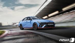 달리는 하늘색 아반뗴