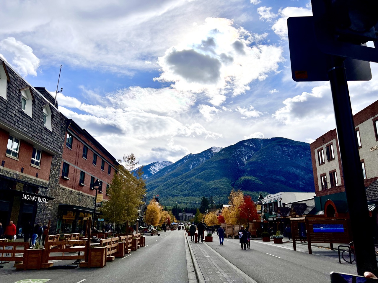 건물들이 더 멋있게 보이도록 서포트하는 멋진 산의 모습