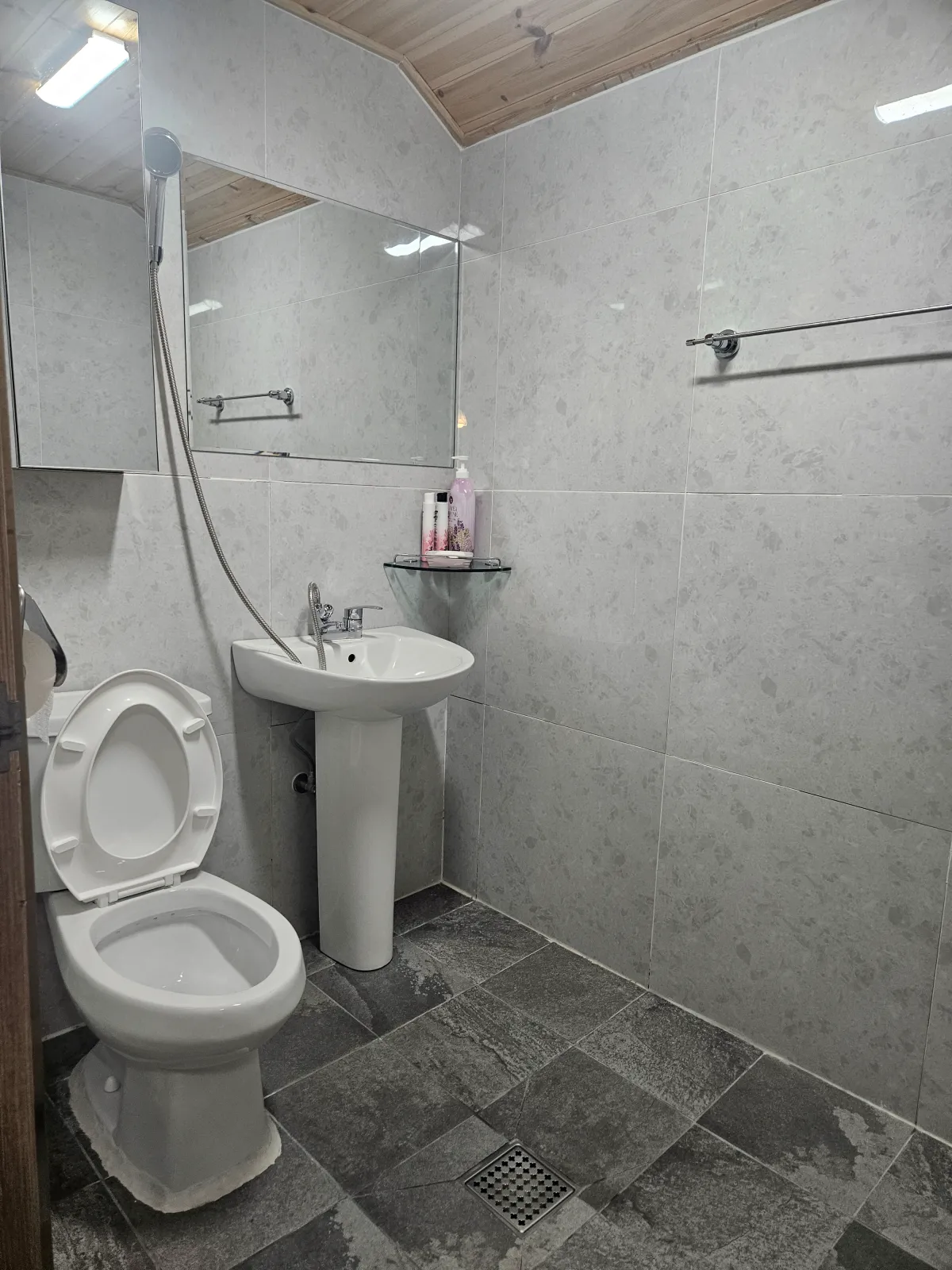 화이트-톤의-깔끔한-화장실