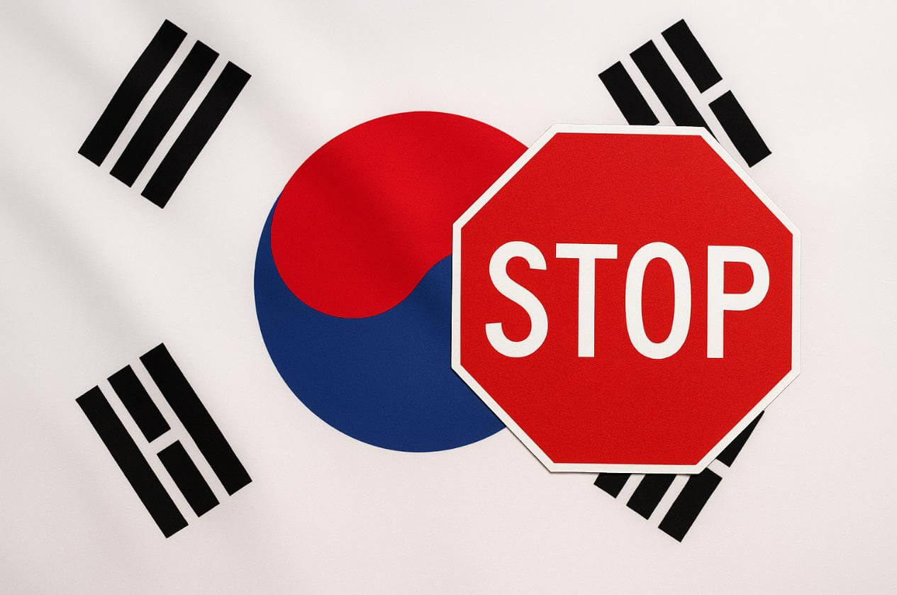 대한민국 국기 배경 위에 붉은색 STOP 표지판이 겹쳐진 이미지