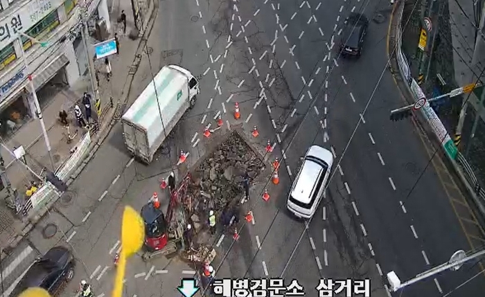 도시교통정보센터 CCTV에 포착된 인천 검단사거리 상수도관 파열 모습. [사진 출처 = 연합뉴스]