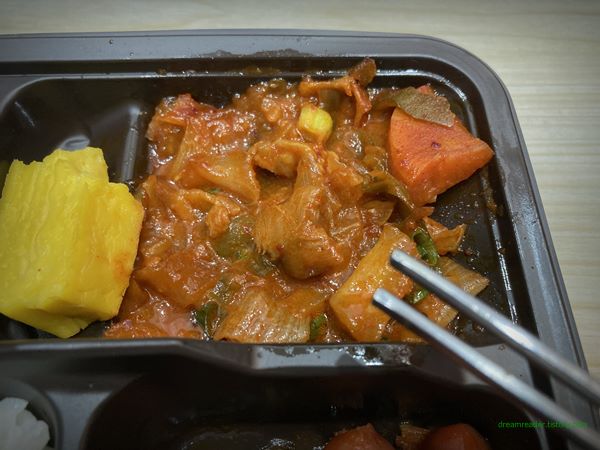 2023년 3월 이마트24 편의점 매콤 닭갈비 & 돈까스 도시락 반찬 구성 (닭갈비)