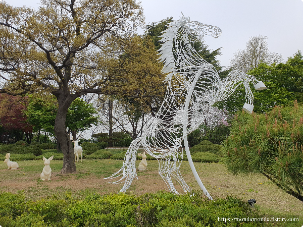 현충탑 앞 말 조형물