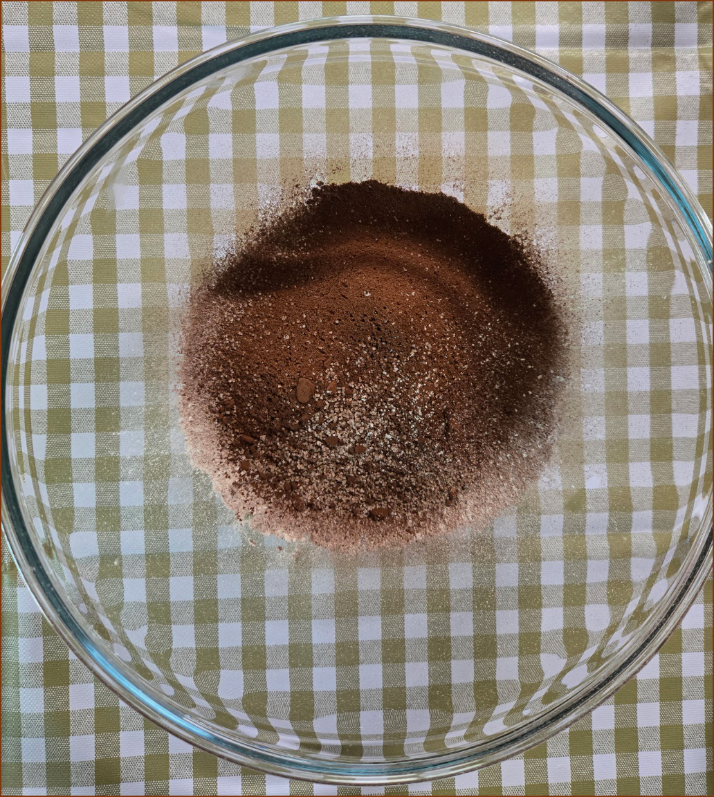 체에 거른 초코 마들렌 가루재료의 모습 이미지