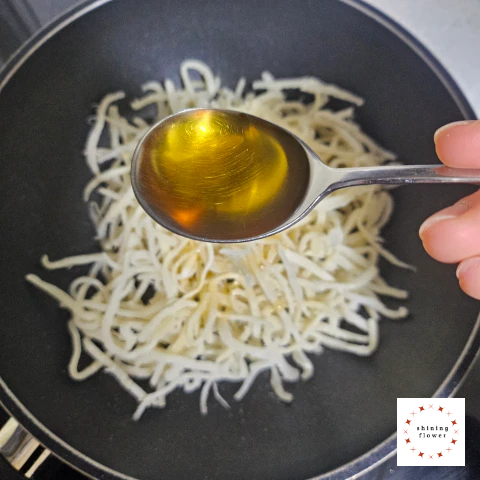 진미채무침-진미채에 참기름 한 수저 넣고 버무려두기